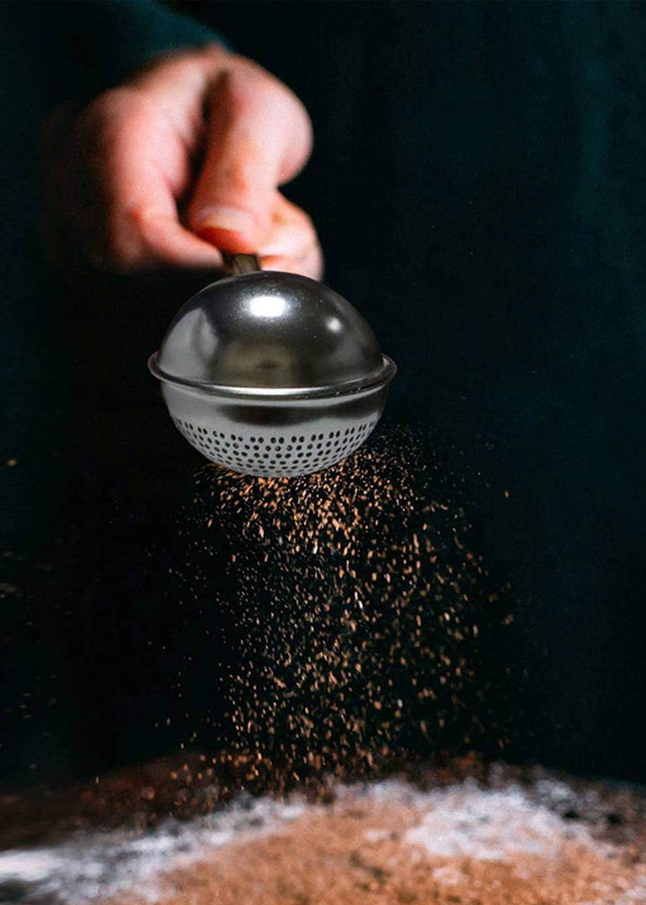 HULISEN Dusting Wand for Sugar, Flour and Spices, 18/8 Stainless Steel, Spring Operated Handle for One-Handed Operation, Cinnamon Wand